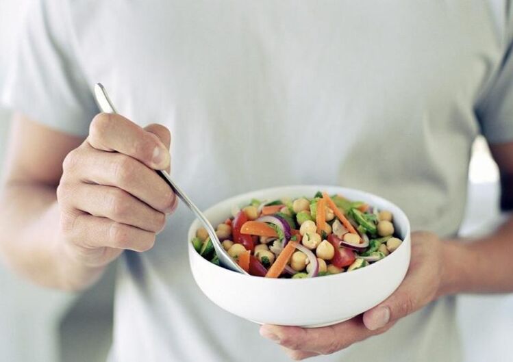 Essen Sie Gemüsesalat, um ihn zu verfeinern